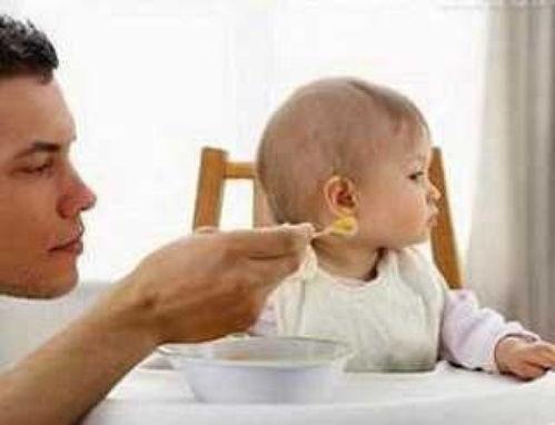 哄宝宝吃瓜视频,温馨亲子互动瞬间